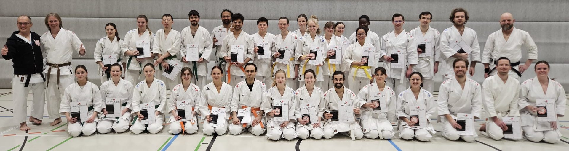 USC-Karateka nach den erfolgreichen Kyu-Prüfungen in der ZHS-Halle
